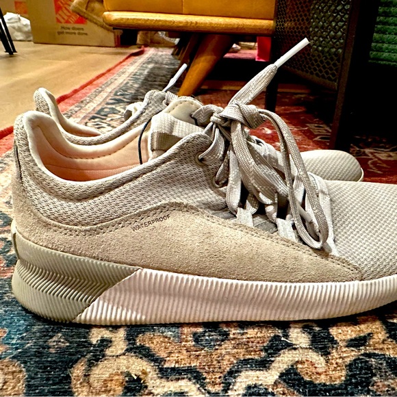 Waterproof Sorel Sneakers size 9.5. Barely worn and very chic! - Picture 1 of 7